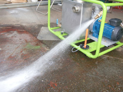 圧力水噴射状況　ジェット水噴射機能　MVP-4140W　　ライザー管の打込みに！　建機の洗浄および散水に！